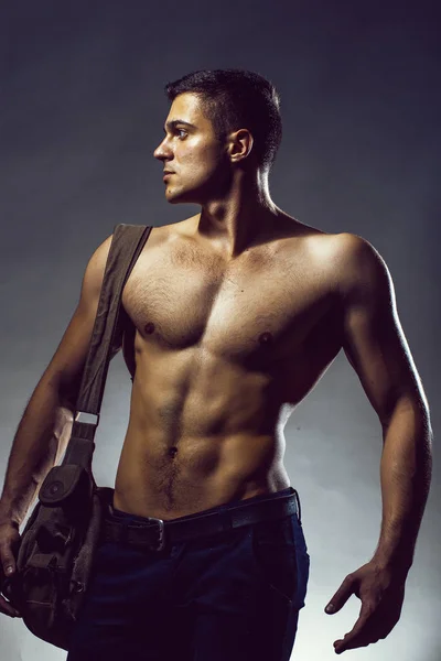 Sexy muscular homem com saco — Fotografia de Stock