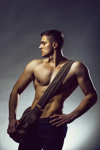 Sexy muskulöser Mann mit Tasche — Stockfoto