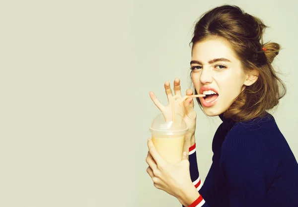 Dziewczyna picie soku ze szkła — Zdjęcie stockowe