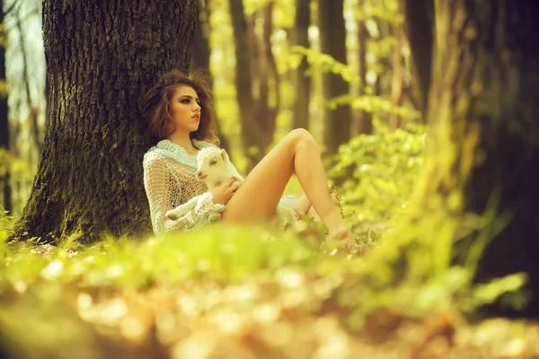 Jeune femme avec chèvre en forêt — Photo