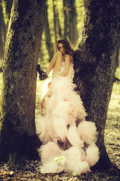Szép glamour nő erdőben — Stock Fotó