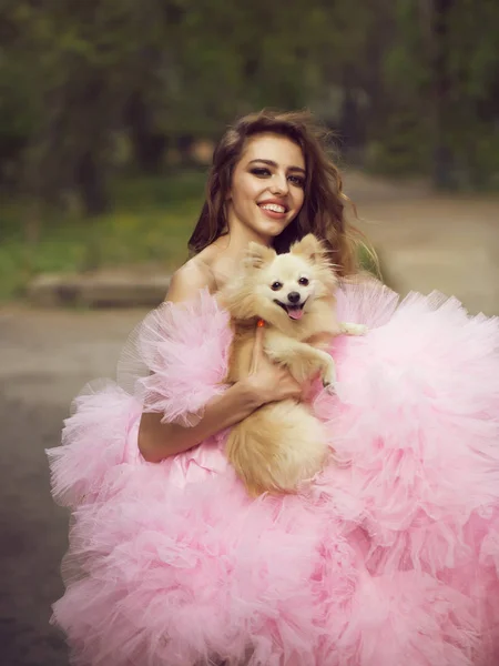 Glamour donna con cane — Foto Stock