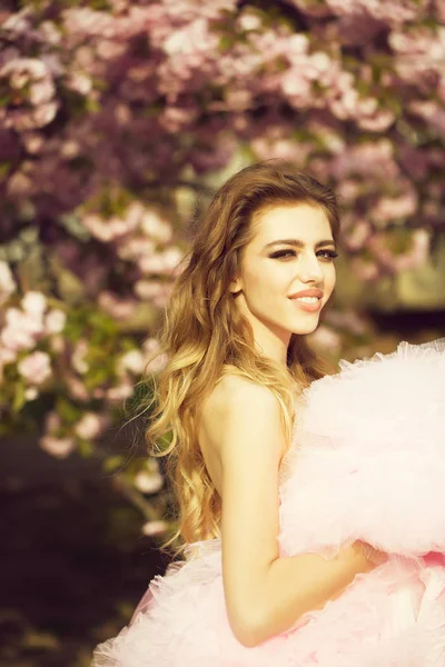 ピンクの花で幸せな女の子 — ストック写真