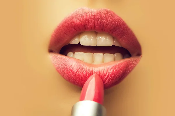 Γυναικεία χείλη και κραγιόν — Φωτογραφία Αρχείου