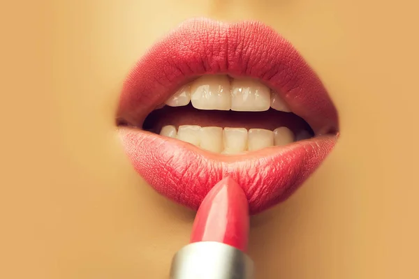 Labios femeninos y lápiz labial — Foto de Stock