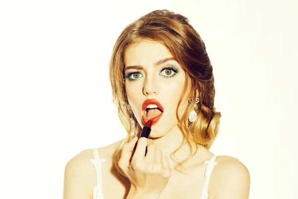 Vrouw met make-up lippenstift — Stockfoto