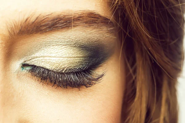 Augen zu und durch mit Make-up — Stockfoto