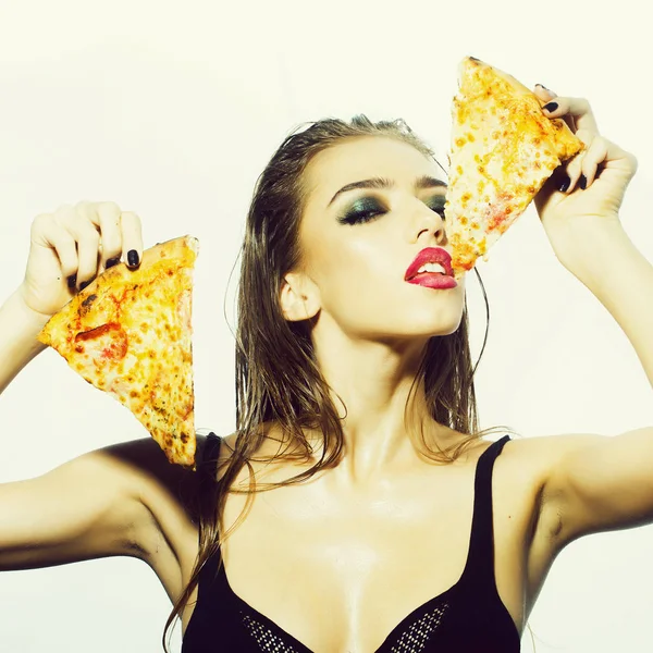 Jong meisje met pizza — Stockfoto