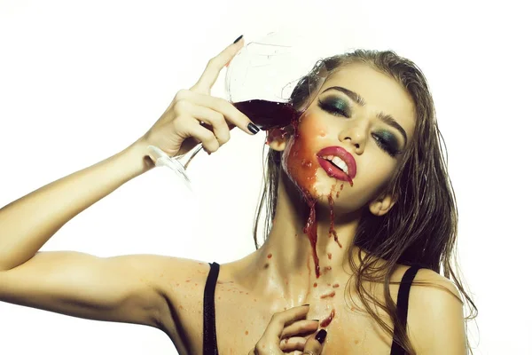 Donna versando vino rosso — Foto Stock