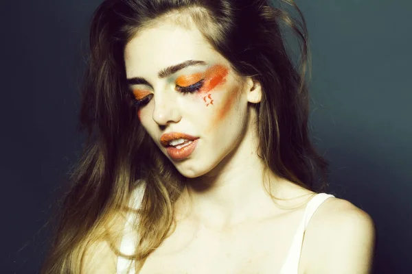 Дівчина з помаранчевим макіяжем крупним планом — стокове фото