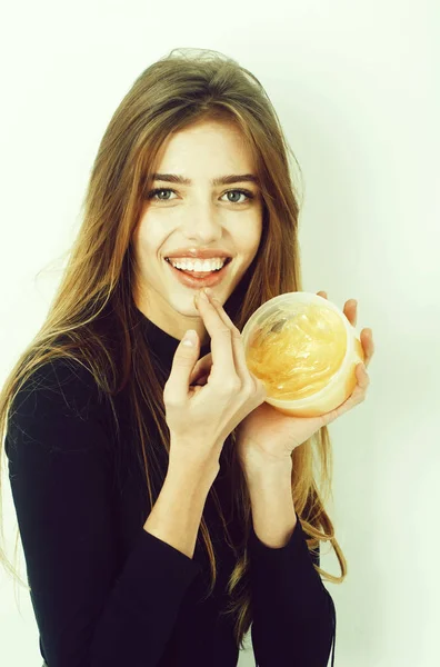 Ευτυχισμένο το όμορφο κορίτσι βάζοντας gel ή balm για σέξι χείλη — Φωτογραφία Αρχείου
