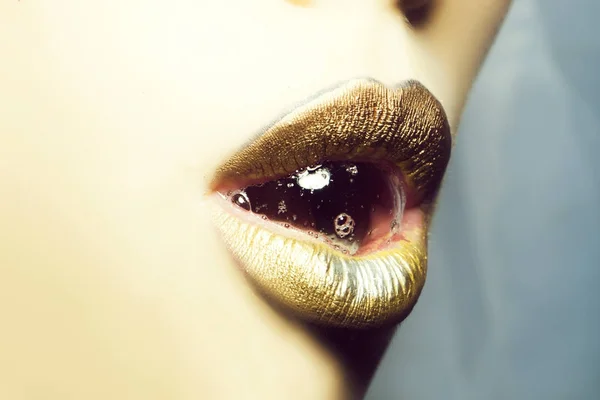 Female lips with bubble — Stock Photo, Image