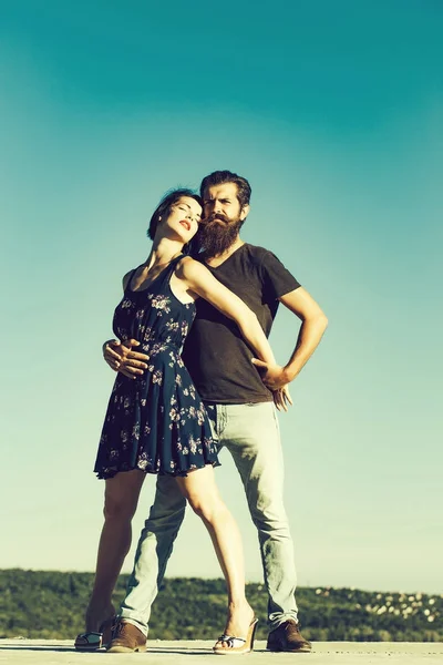 Mavi gökyüzünde genç bir çift