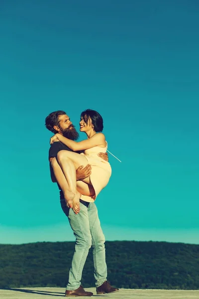 Jovem casal no céu azul — Fotografia de Stock