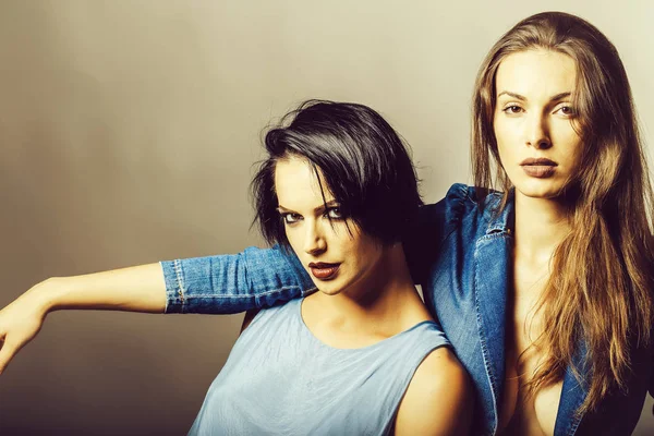 Két szexi fiatal lány Sötét haja — Stock Fotó