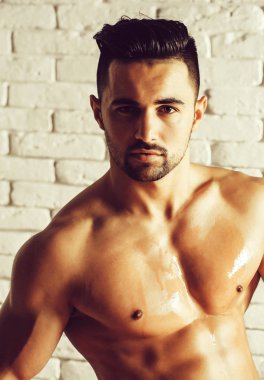 Yakışıklı adam veya kas maço