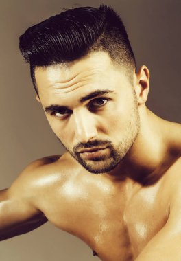 Yakışıklı adam veya kas maço