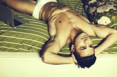 Dizüstü bilgisayar ile kas adam