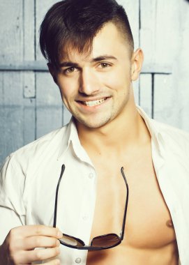 Şık erkek güneş gözlüğü