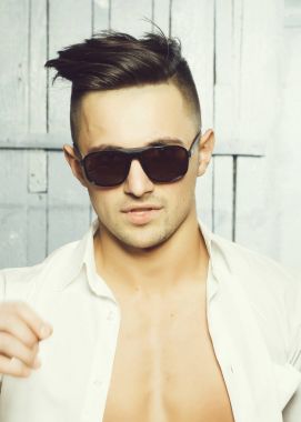 Şık erkek güneş gözlüğü
