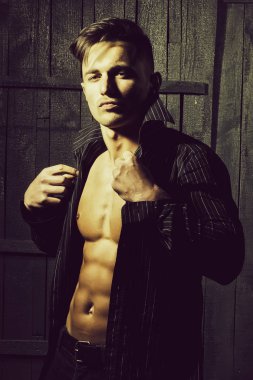 Şık seksi genç adam