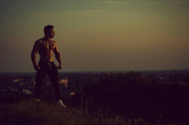 Gökyüzü arka plan üzerinde seksi kaslı adam