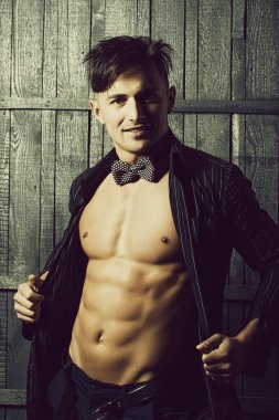 Gülümseyen sevimli adam