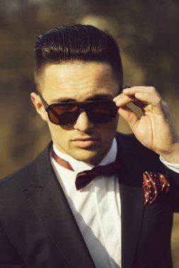 yakışıklı erkek takım elbise ve güneş gözlüğü