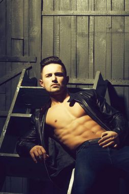 Şehvetli şık genç adam