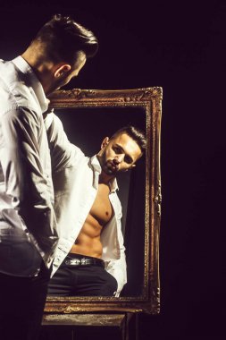 seksi atlet cesedin yanında vintage ayna ile kas maço adam