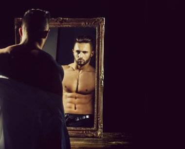 seksi atlet cesedin yanında vintage ayna ile kas maço adam