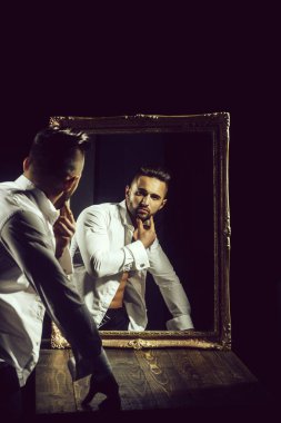 seksi atlet cesedin yanında vintage ayna ile kas maço adam