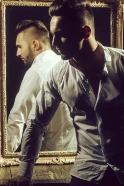 seksi atlet cesedin yanında vintage ayna ile kas maço adam