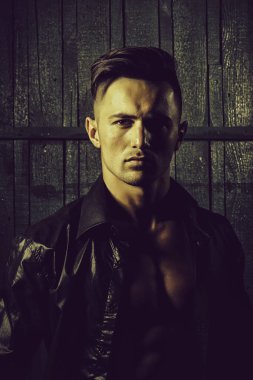 Kas gövde ile tişörtlü adam