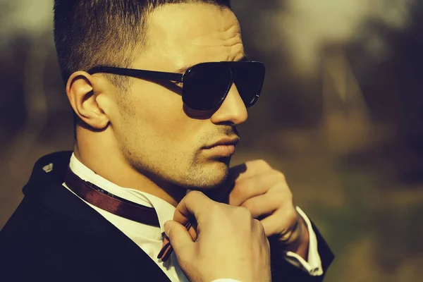 Hombre guapo en traje y gafas de sol —  Fotos de Stock