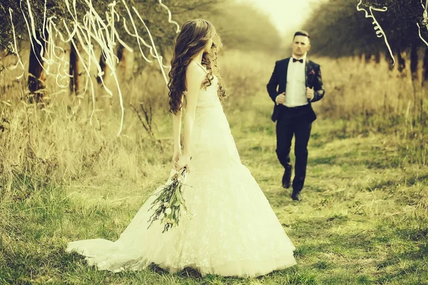 Matrimonio coppia a piedi all'aperto — Foto Stock