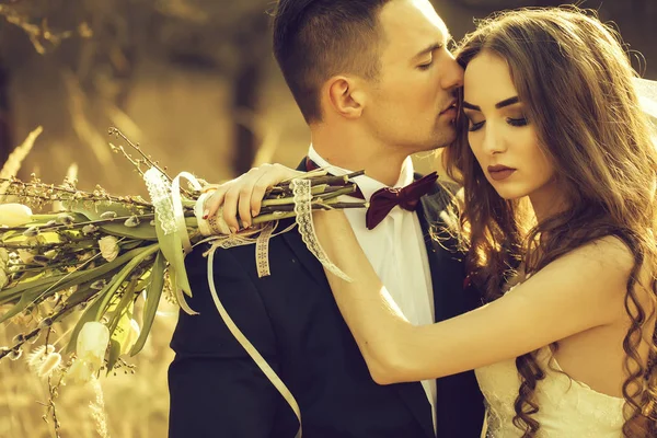 Boda abrazando pareja — Foto de Stock