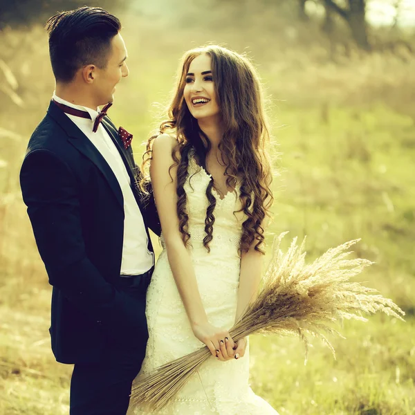 Casal feliz ao ar livre — Fotografia de Stock