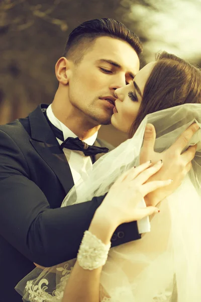 Kissing wedding couple — Stock Photo, Image