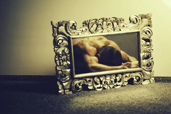 Ung man i silver spegel — Stockfoto