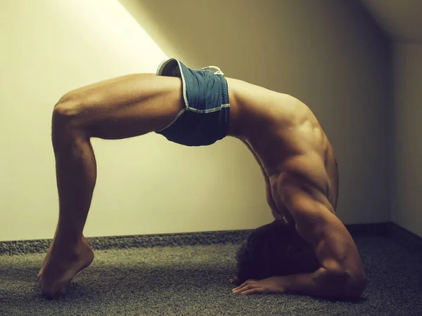 Homem de ioga muscular na posição de ponte — Fotografia de Stock