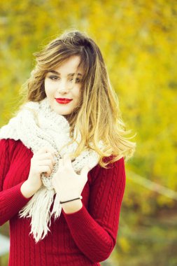 Kırmızı dudaklar ile seksi güzel kız