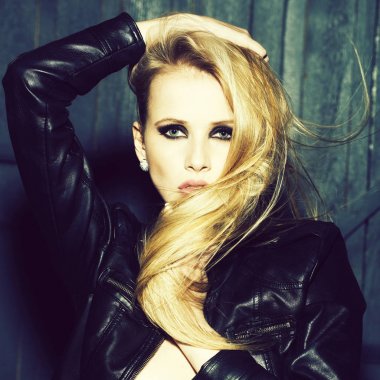 Deri ceketli cinsel kadın