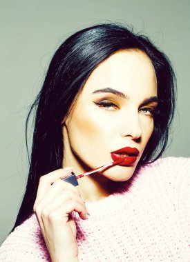 Kırmızı dudaklar ve uzun saçlı seksi kadınla tutun rimel