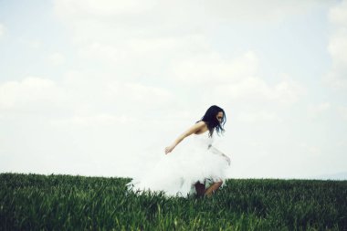 güzel düğün kız yeşil çim ve gökyüzü