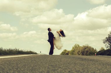 Güzel gelin zarif damat tutar