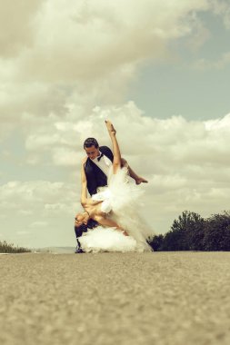 mutlu çift yolda dans düğün