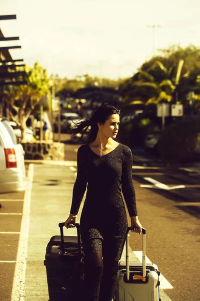 美少女歩行と 2 つのスーツケースを圧延 — ストック写真