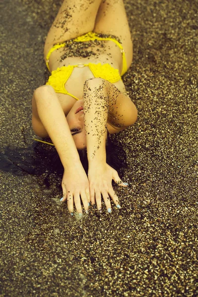 Jolie fille se trouve en maillot de bain jaune sur la plage de la mer — Photo