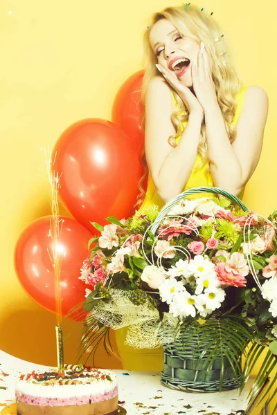 Födelsedagen kvinna med blommor — Stockfoto